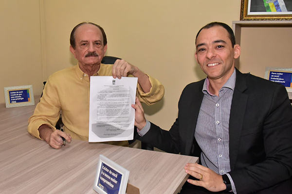 Dr. Julinho snciona lei que cria 2 mil vagas em concurso
