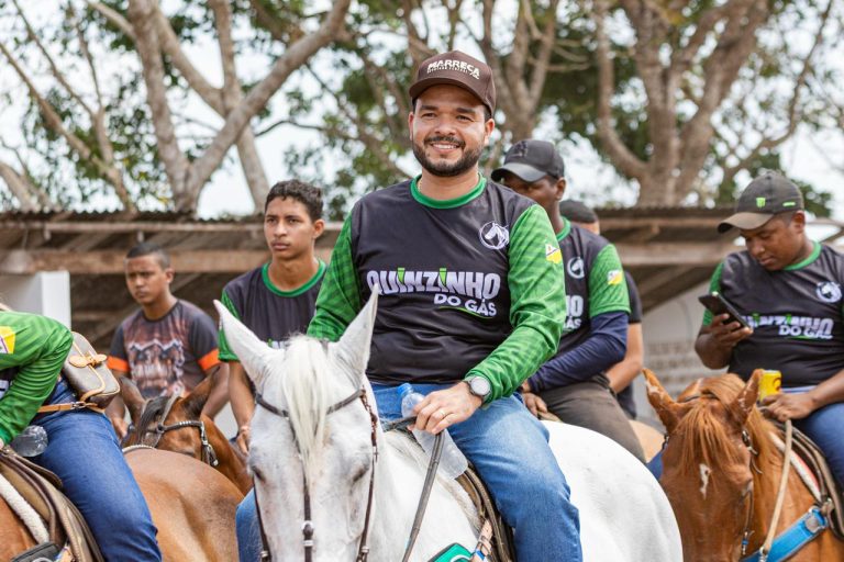 Quinzinho do Gás prestigia cavalgada em Peri Mirim