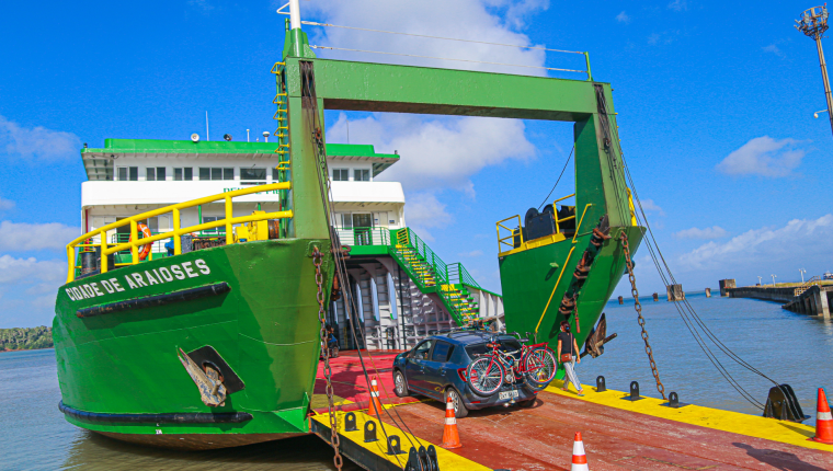Medida proíbe passageiros dentro de veículos no ferry