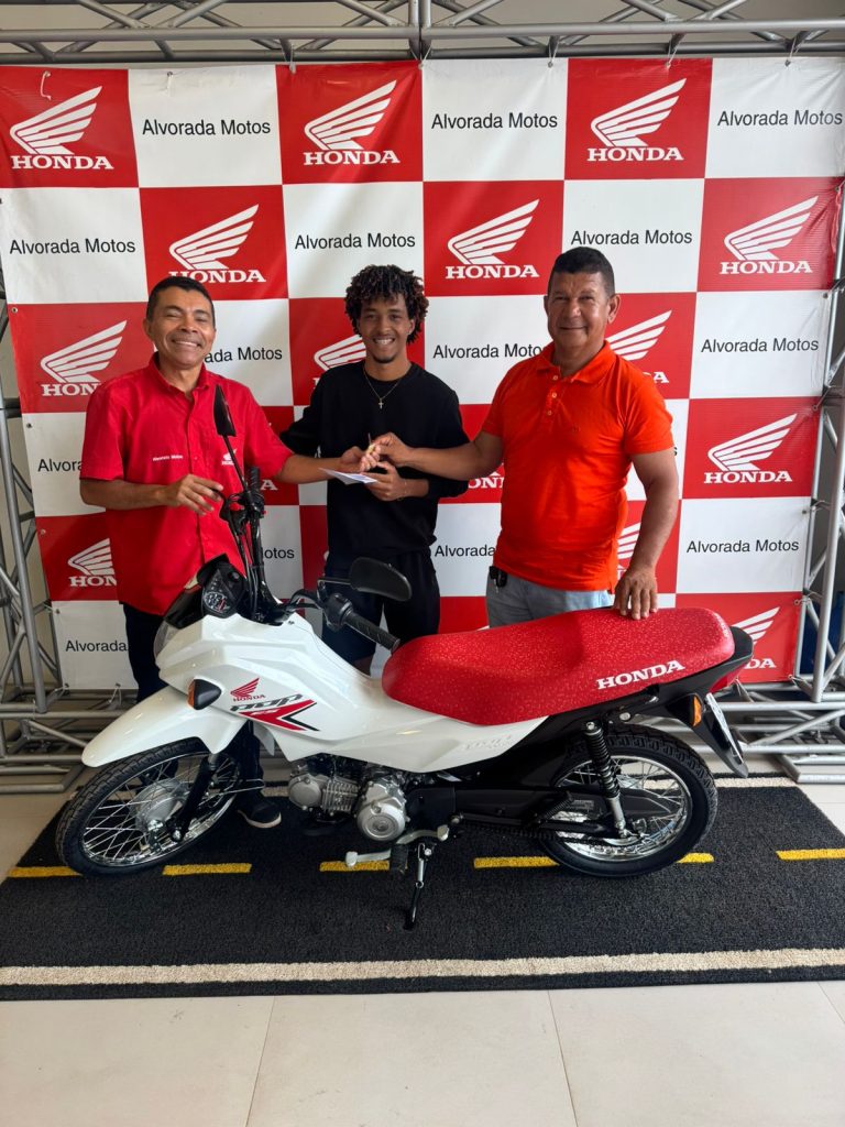 Vereador entrega moto a ganhador em Central do Maranhão